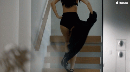 selena-hands-to-myself-302ff1fe13e5eaaeb.gif