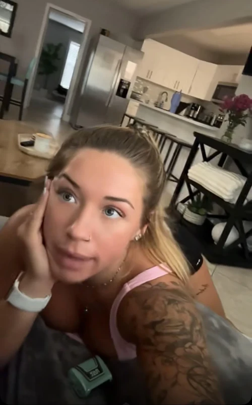 she-knows-what-shes-doing-posting-up-in-that-position-v0-1x6ccee6tj0f1395a7950ee0fabf0.webp