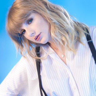taylor-swift-blonde-singer-shirt-blue-eyes-girls-2132378f16eb08b1c91e7