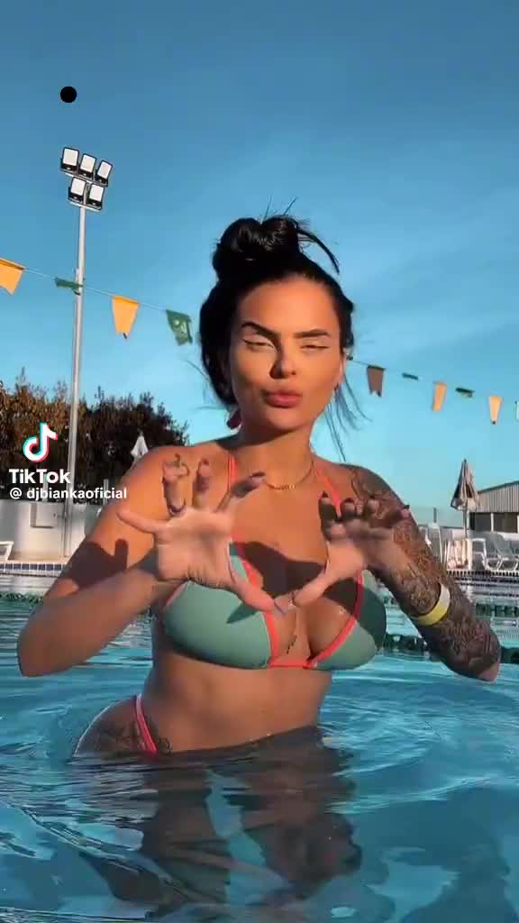 v09044g40000cgivjjrc77ua51gu3mug2f666e6e442cb7fc1.mp4