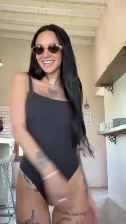 01dId4CZRm1jB.mp4