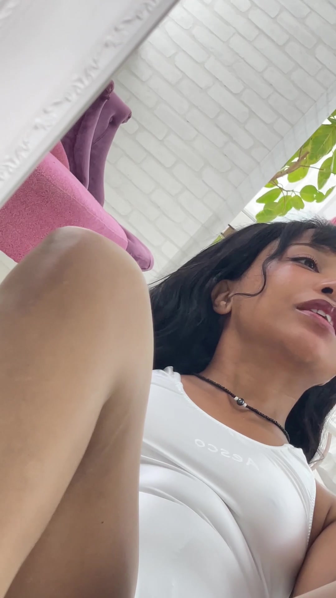 Post Theres a hole in my tights Can you spot it Look closer .. b.mp4