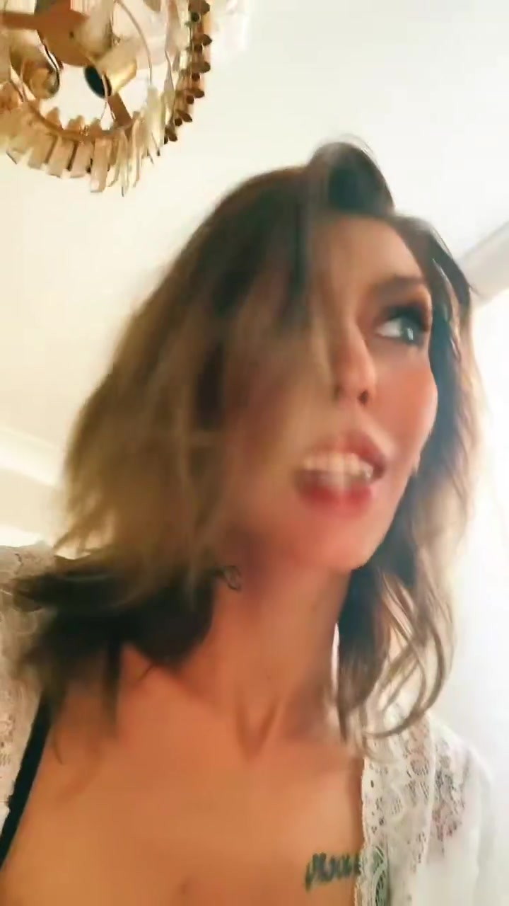 X4XCMJfJ8C8Zy1KD.mp4