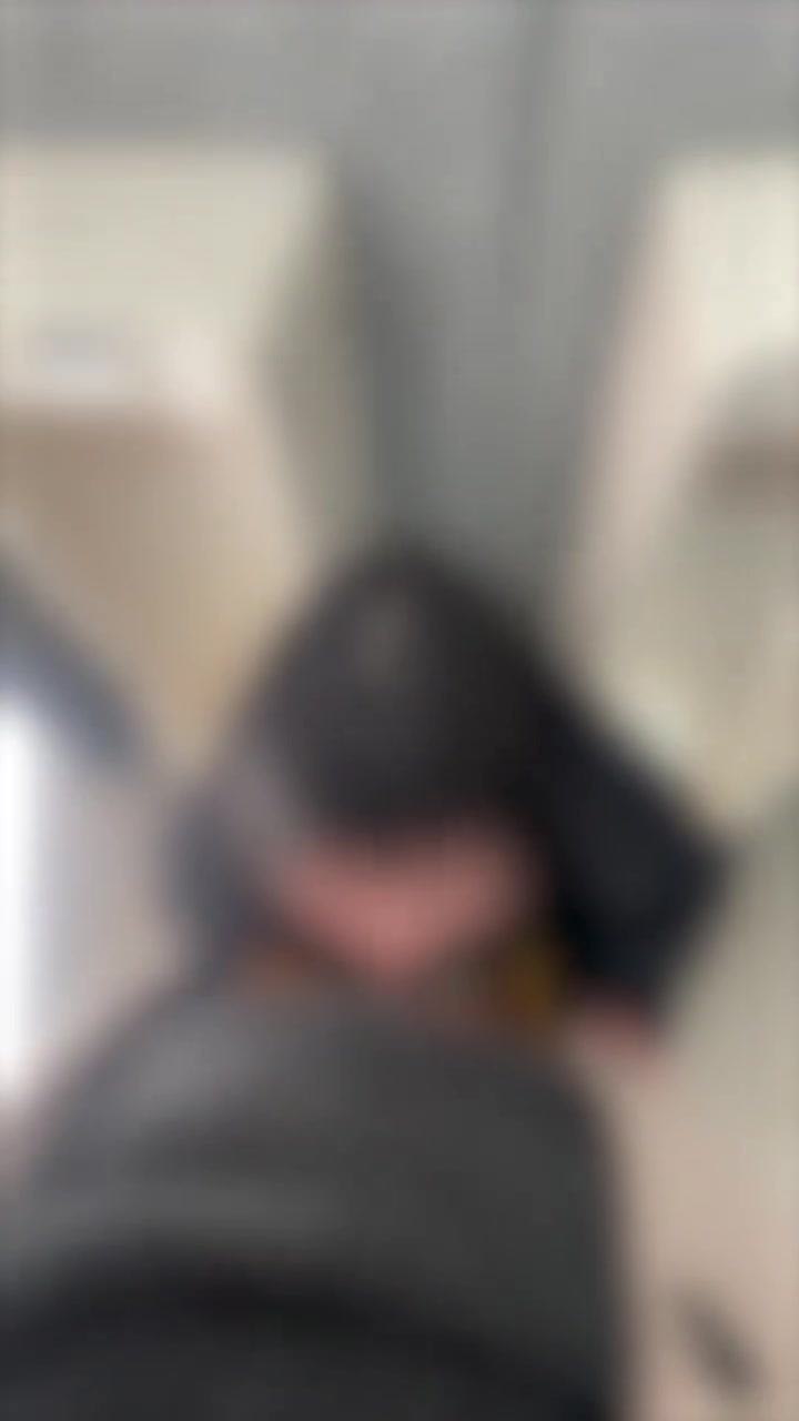 Xユーザーのハメルさん_ 「ちんしゃぶアシスタントちゃん小便器編 ※ノンフィクション 動画は石油王プランで、特典受け取り方法はプロフリンクをご覧ください https___t.co_orX3qaEgdL」 _ Twitter.mp4