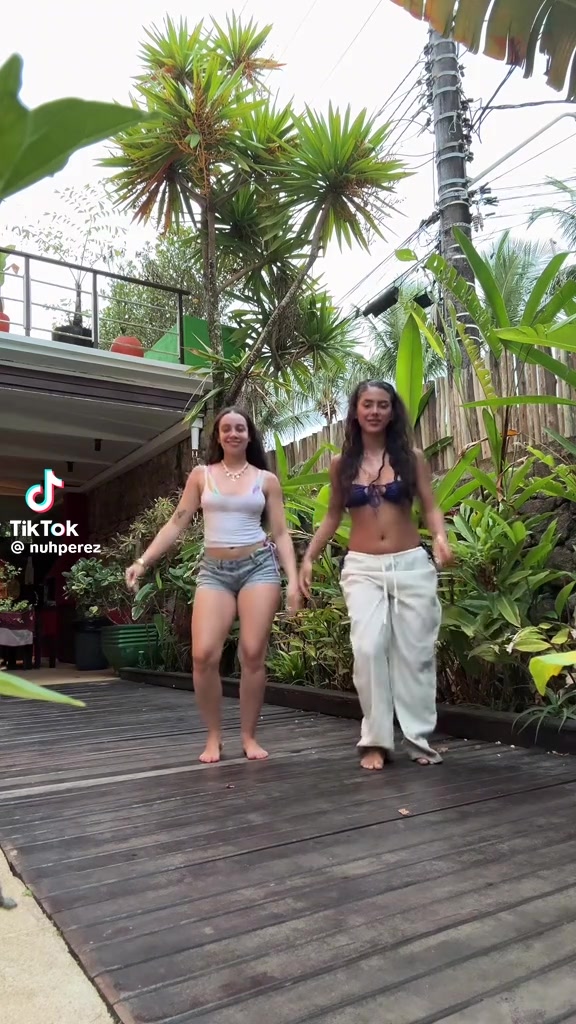 d9b45b1da0e38f9a32ab25df08986bc4.mp4