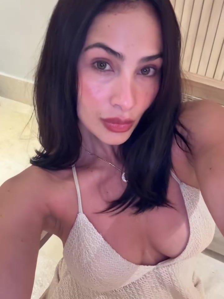 female_blackcat_1768091165_3807347022731483859_2960632750.mp4